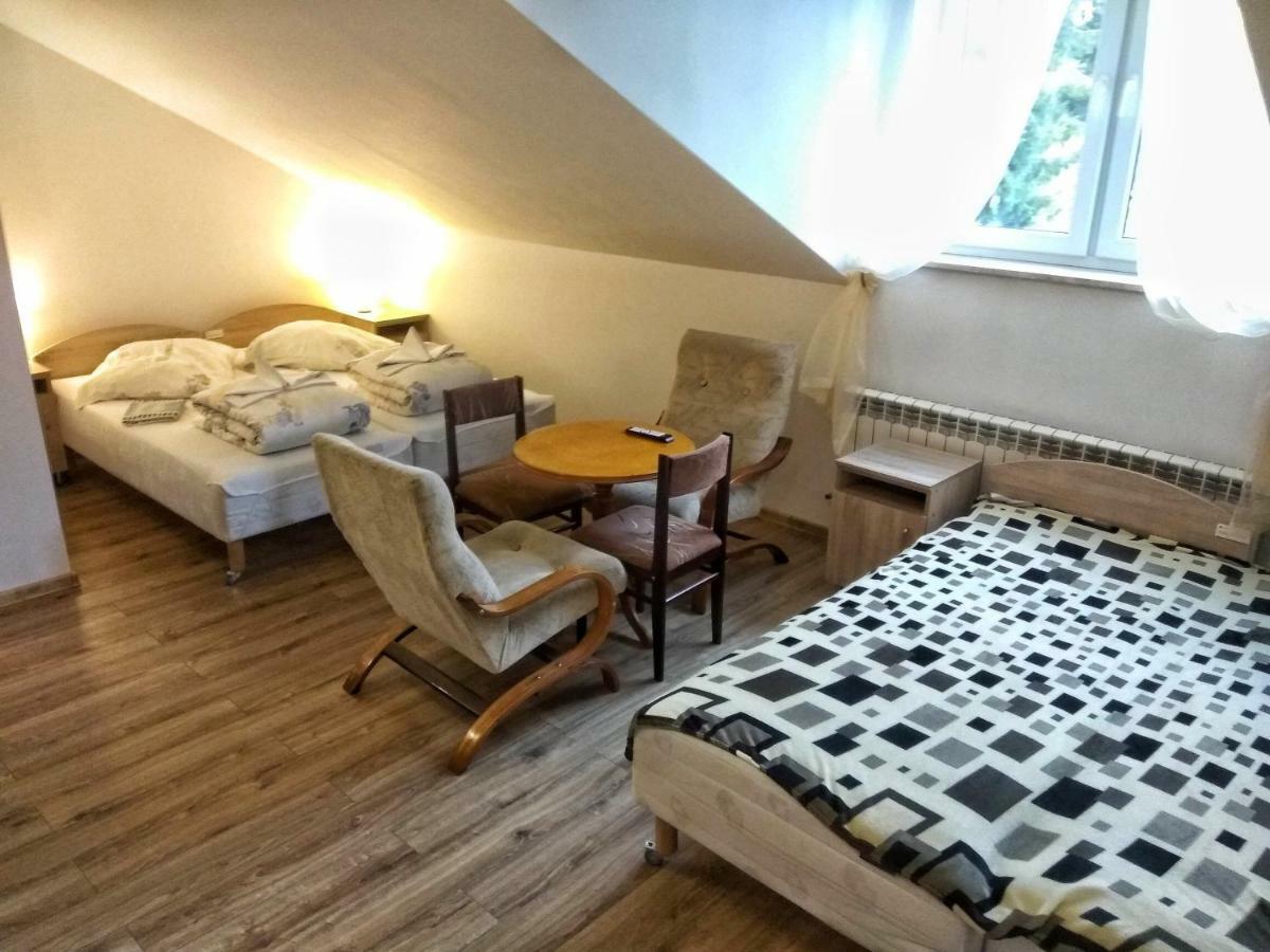 Pokoje Na Wiejskiej Naleczow Exterior photo